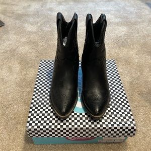 Soda women black cowboy boots size 7